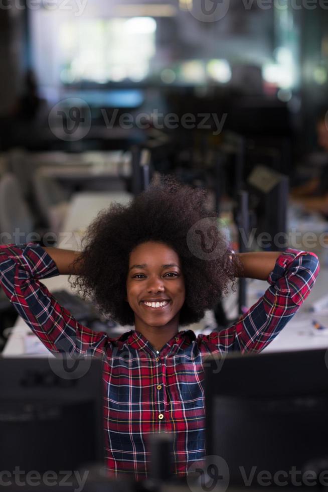 retrato de uma jovem afro-americana bem sucedida no escritório moderno foto