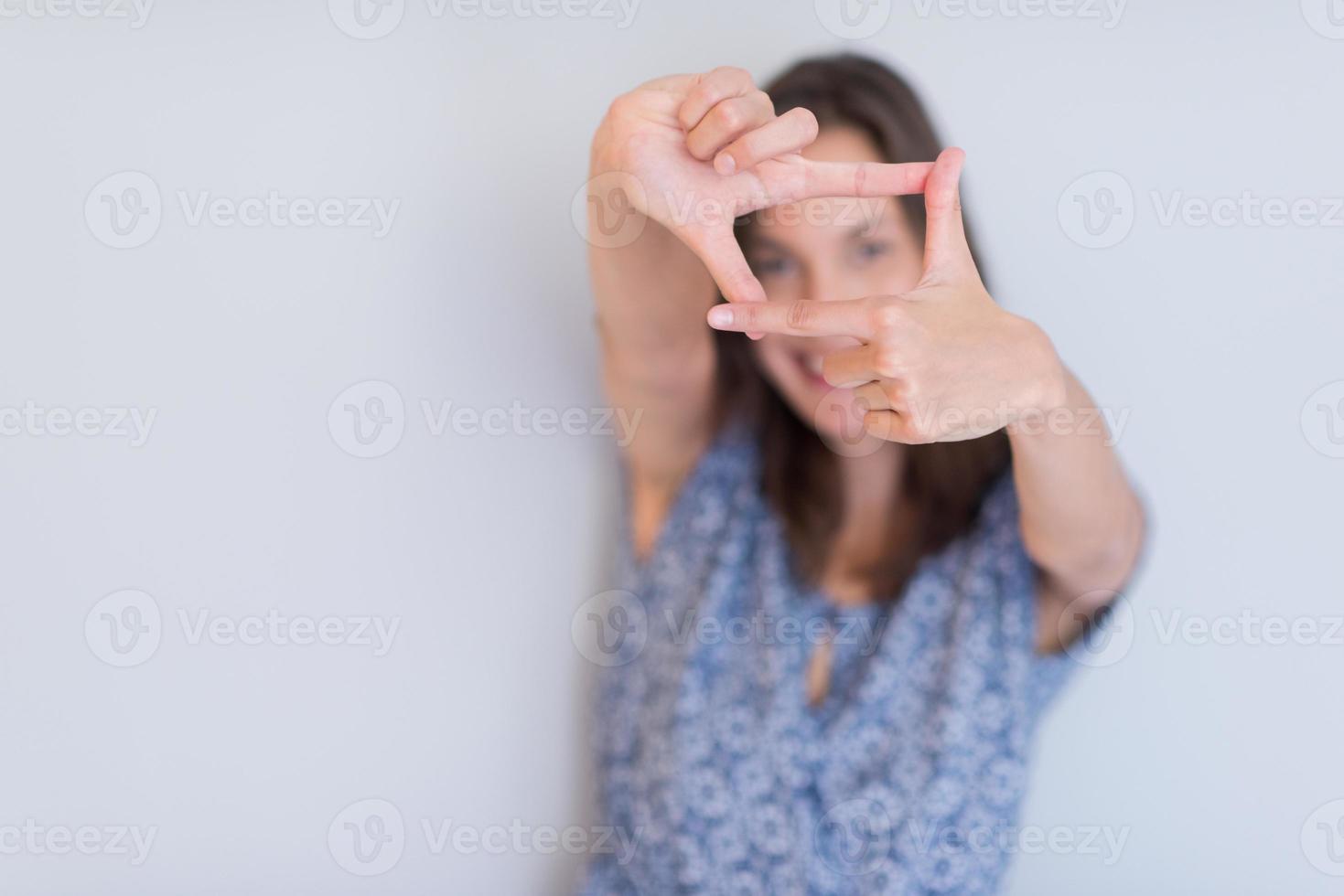 mulher mostrando o gesto de mão de enquadramento foto