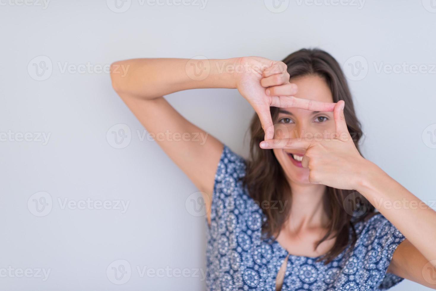 mulher mostrando o gesto de mão de enquadramento foto