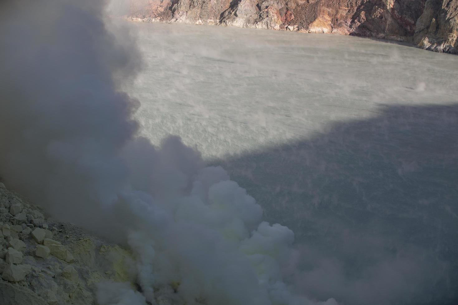 fumos de enxofre da cratera do vulcão kawah ijen, indonésia foto