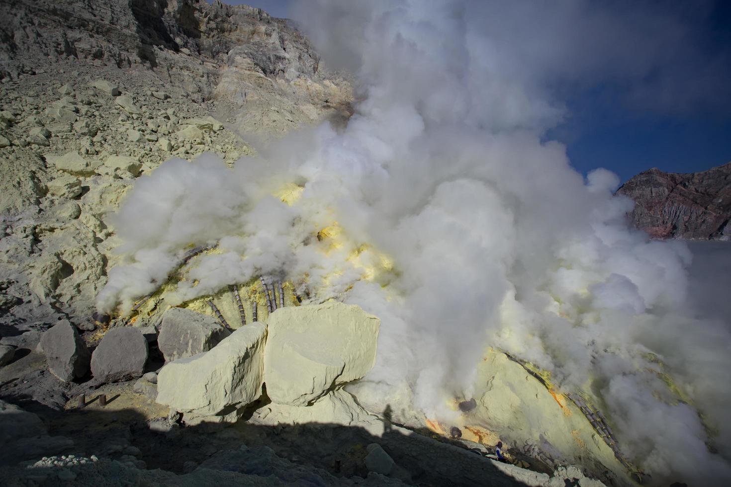 fumos de enxofre da cratera do vulcão kawah ijen, indonésia foto