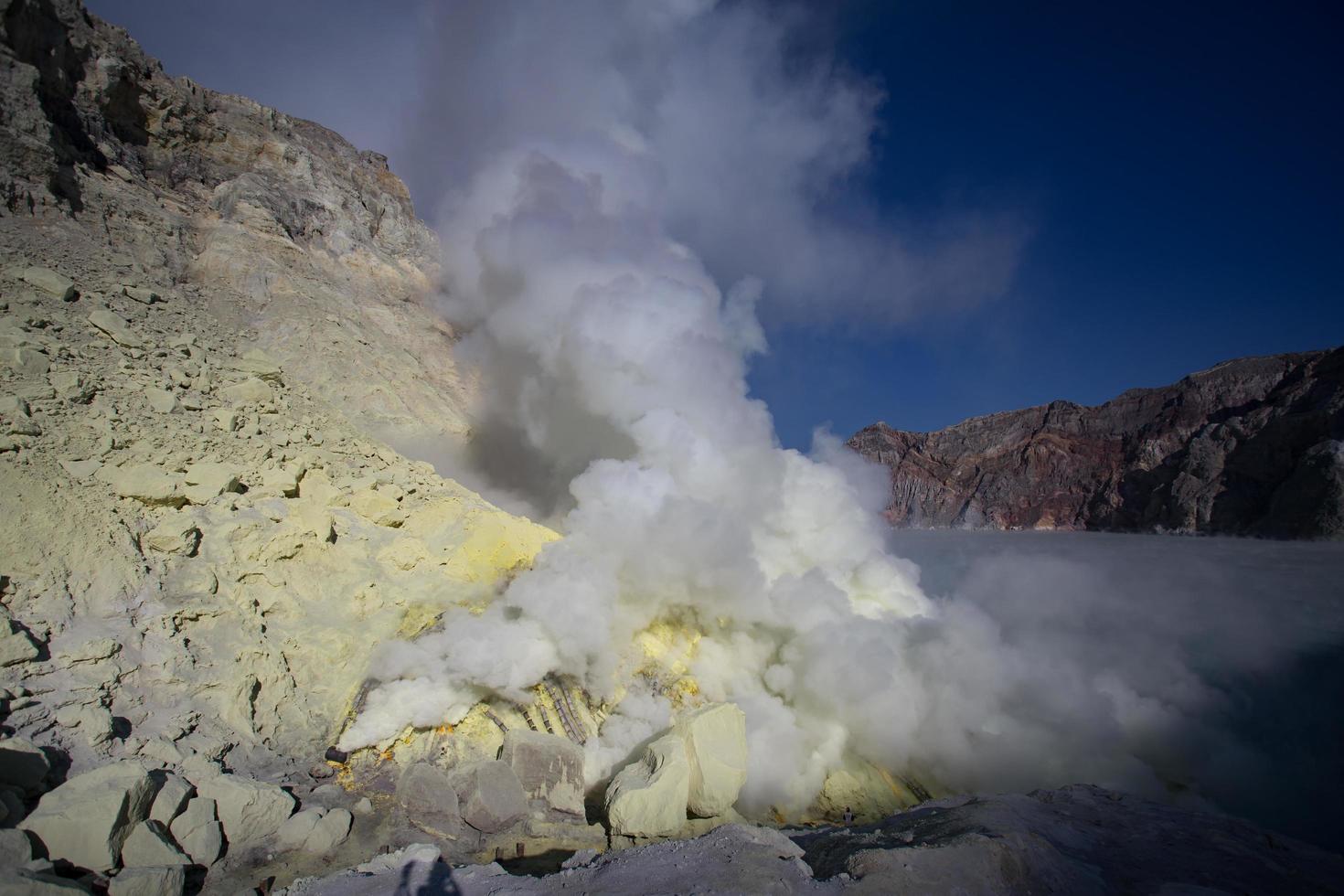 fumos de enxofre da cratera do vulcão kawah ijen, indonésia foto