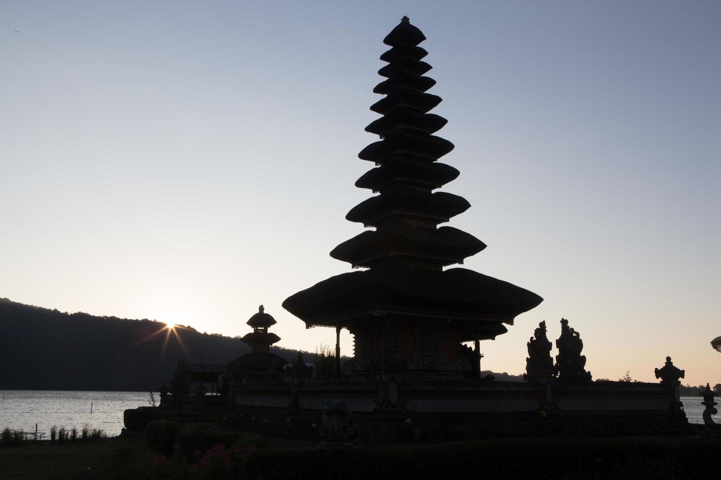 Templo de pura ulun danu em um lago beratan. bali foto