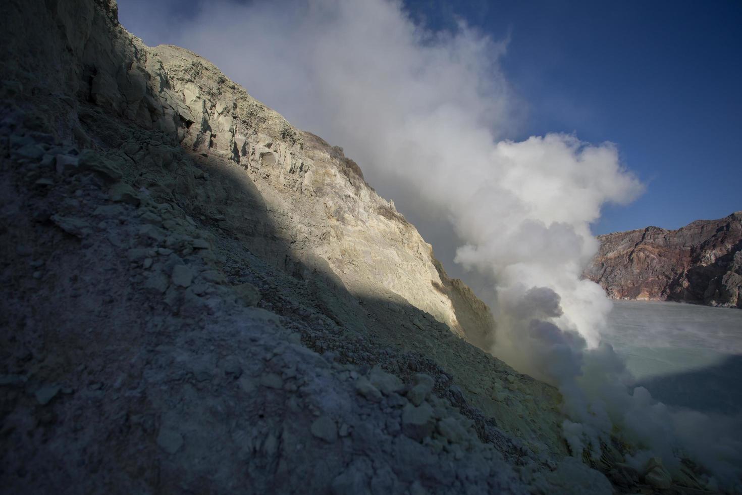 fumos de enxofre da cratera do vulcão kawah ijen, indonésia foto