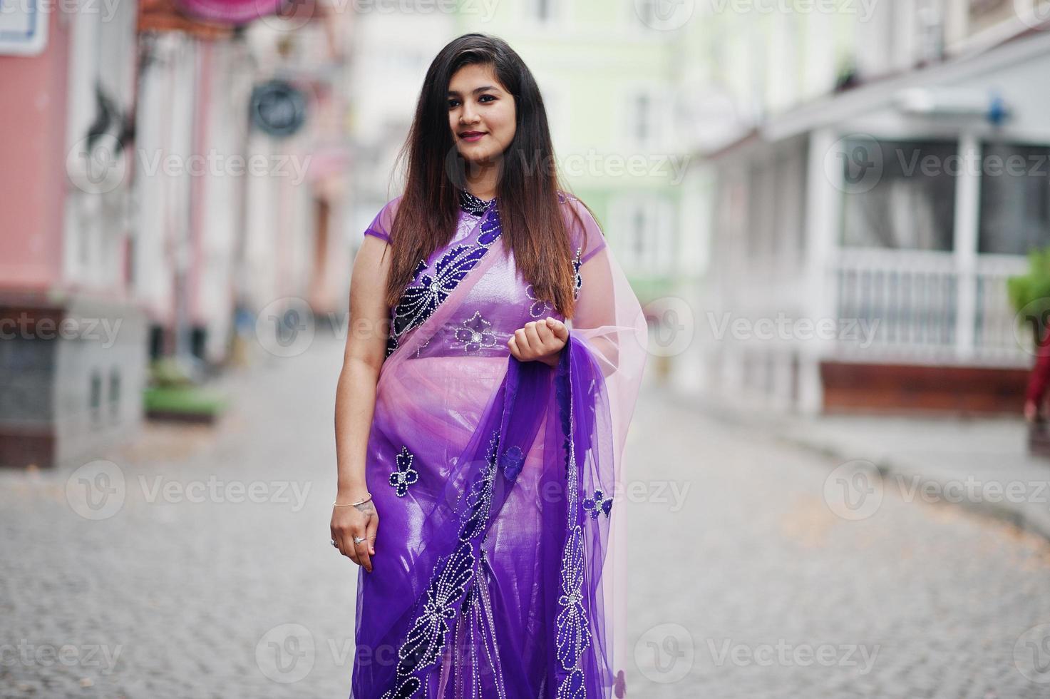 garota hindu indiana no saree violeta tradicional posou na rua. foto