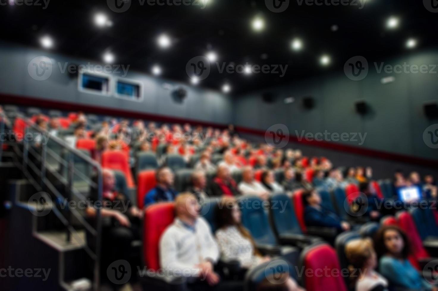 foto borrada de pessoas de audiência no cinema.