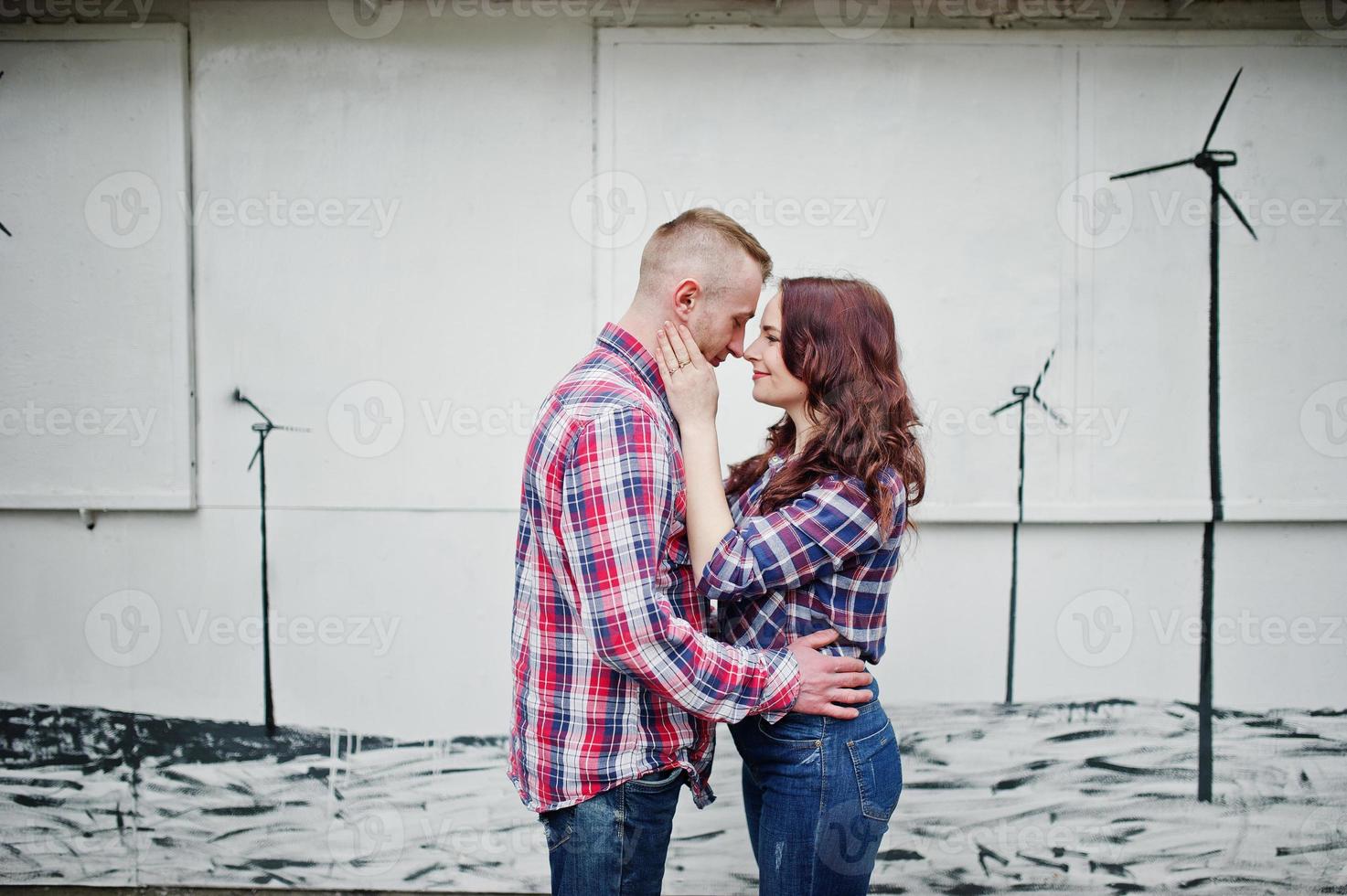 casal elegante usa camisa quadriculada apaixonada juntos. foto