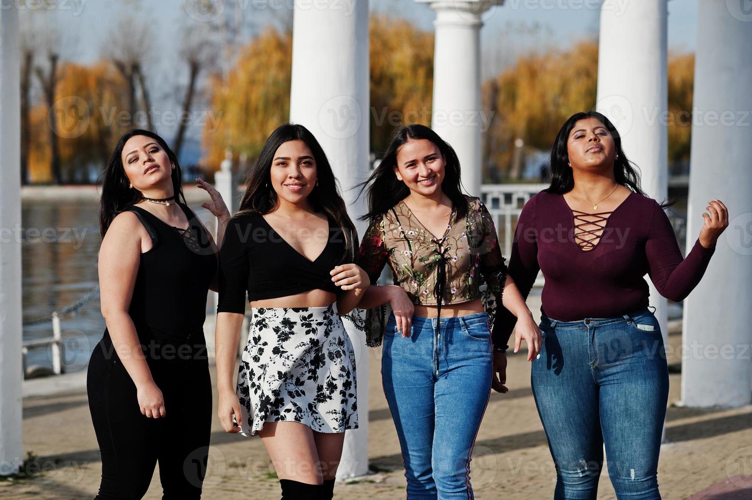 grupo de quatro meninas latinas felizes e bonitas do Equador posou na rua. foto