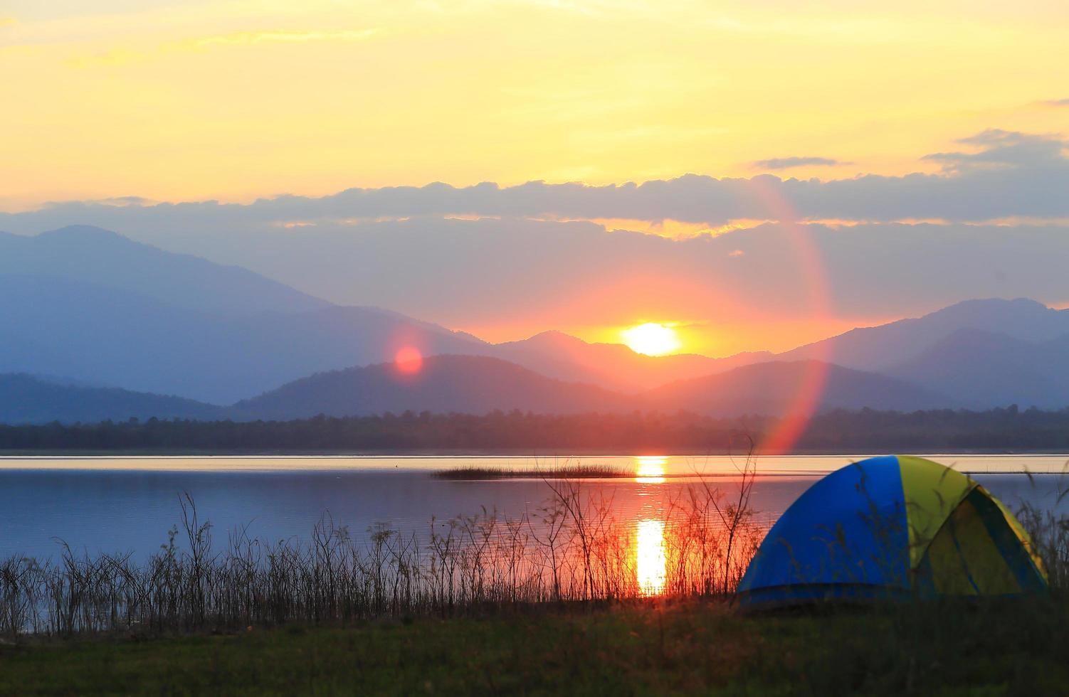 acampamento ao lado do lago, parque nacional, tailândia foto