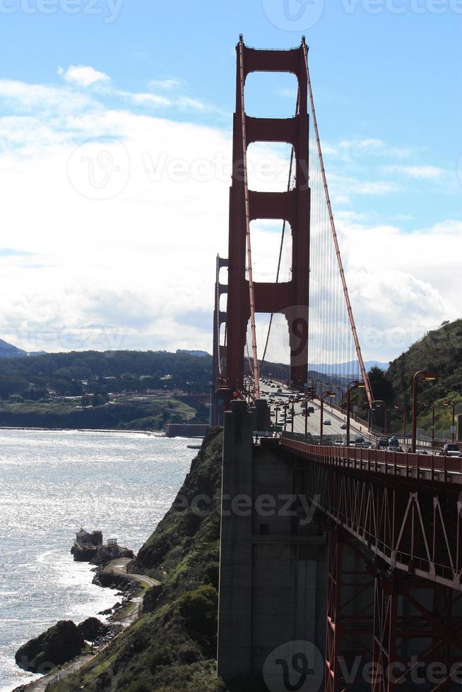 uma vista lateral da ponte Golden Gate foto