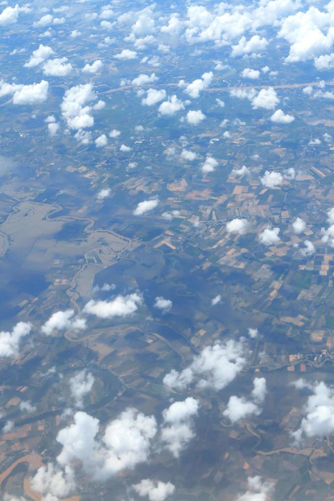 vista aérea da terra pacífica coberta de nuvens foto