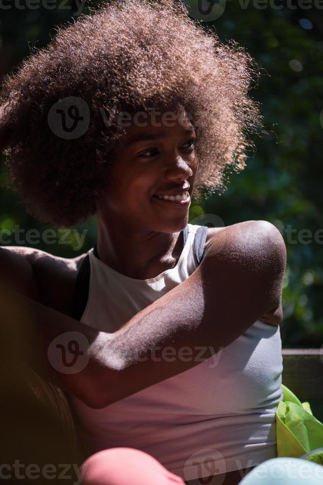 fechar o retrato de uma bela jovem afro-americana sorrindo e olhando para cima foto