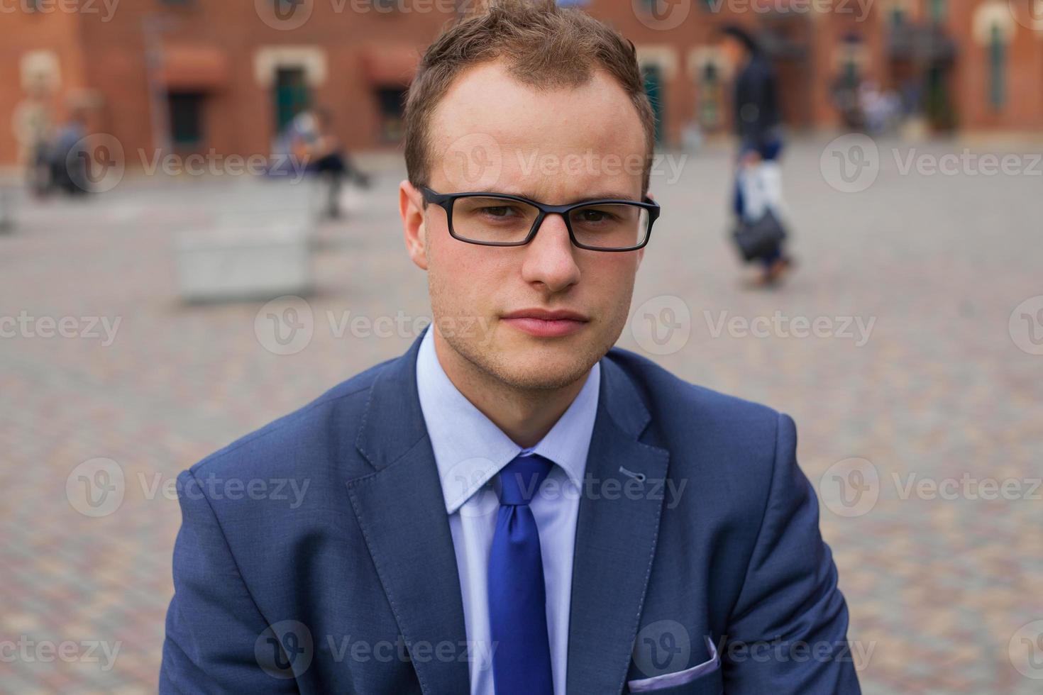 retrato do jovem empresário em frente ao bloco de escritórios. foto