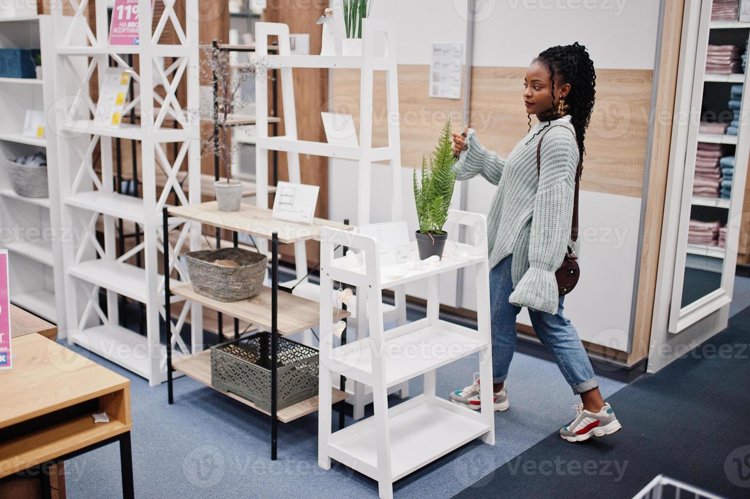 mulher africana escolhendo os móveis certos para seu apartamento em uma loja de móveis modernos. foto