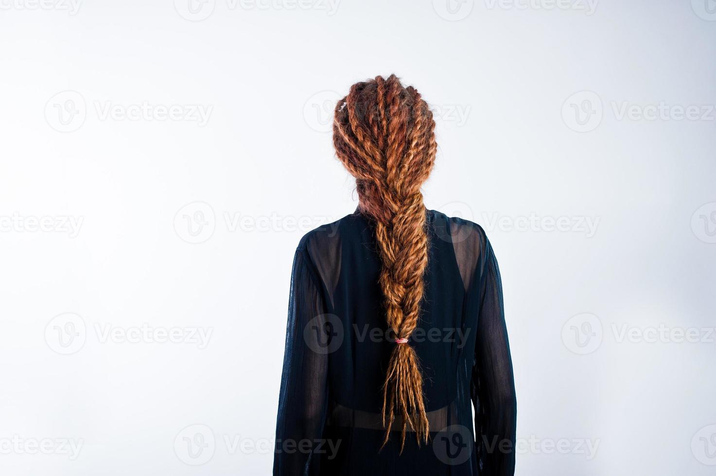 sessão de estúdio da garota de volta com dreads em fundo branco. foto