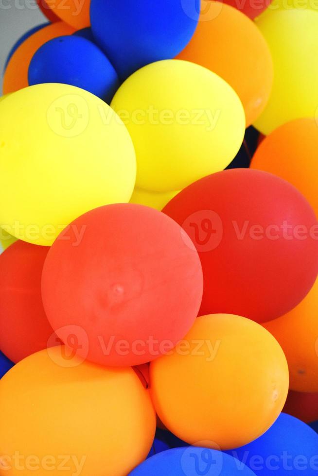 bando brilhante de balões coloridos. foto