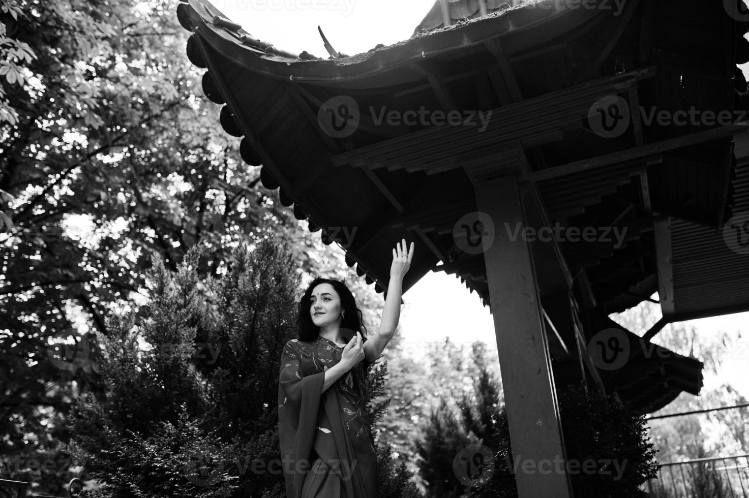 retrato de linda garota brumette indiana ou modelo de mulher hindu contra a casa tradicional japonesa. foto