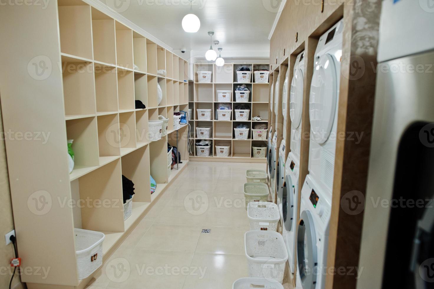 máquinas de lavar roupa na lavanderia self-service. foto