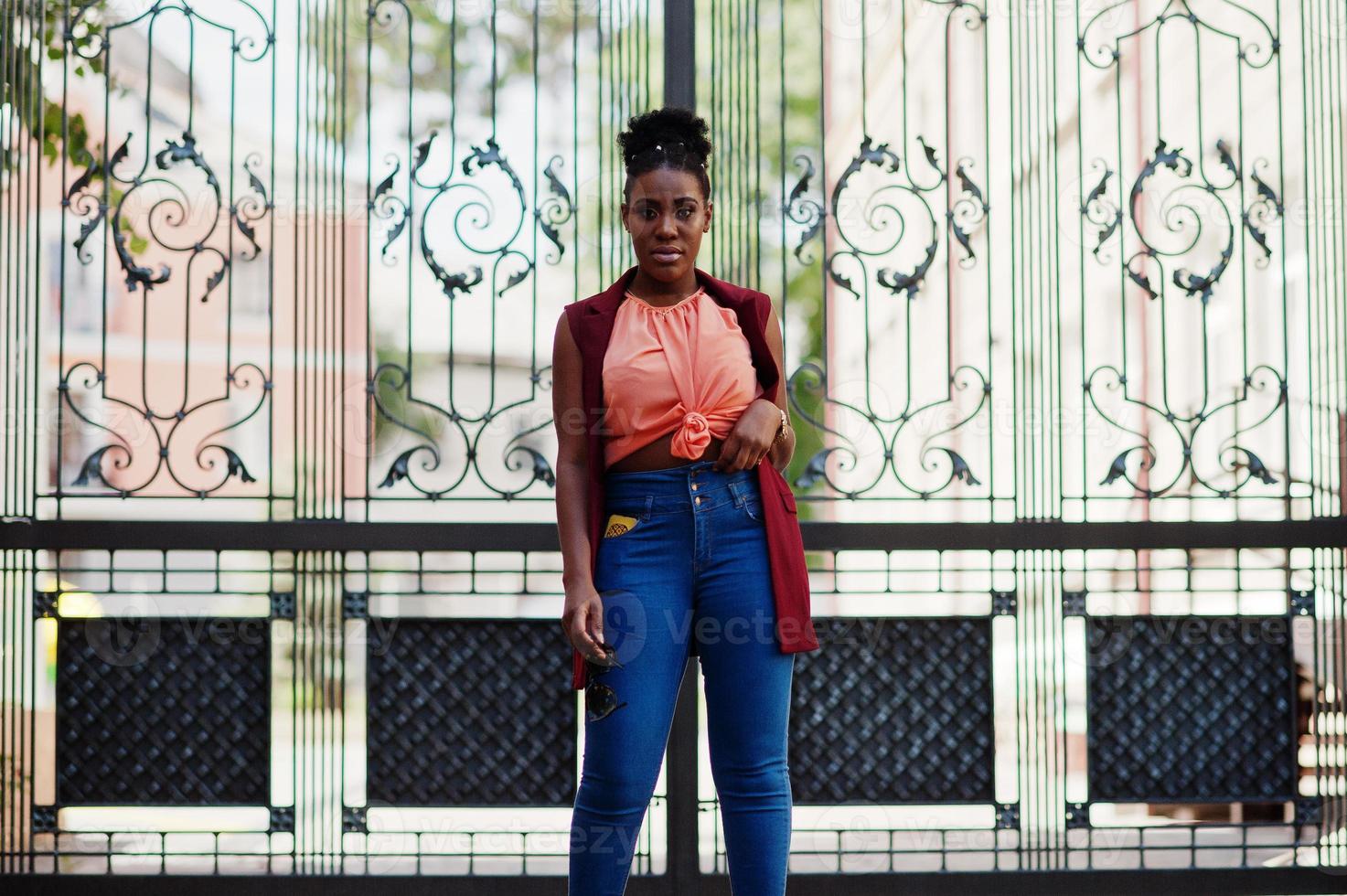 garota afro-americana posou contra portões de stell ao ar livre. foto