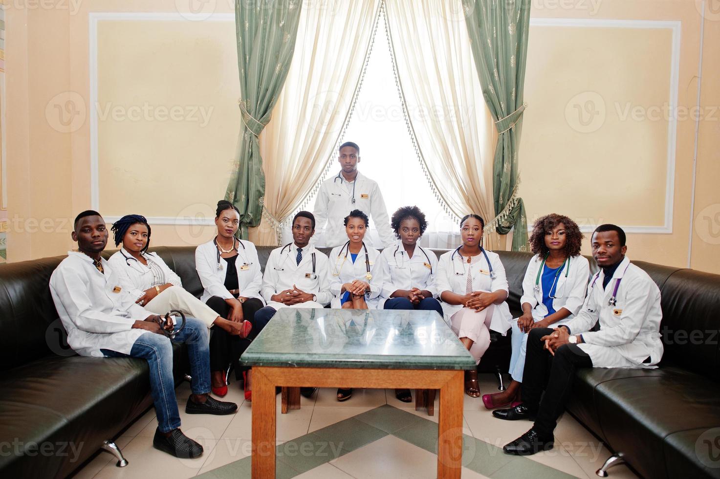 grupo de estudantes de médicos africanos dentro da universidade médica. foto