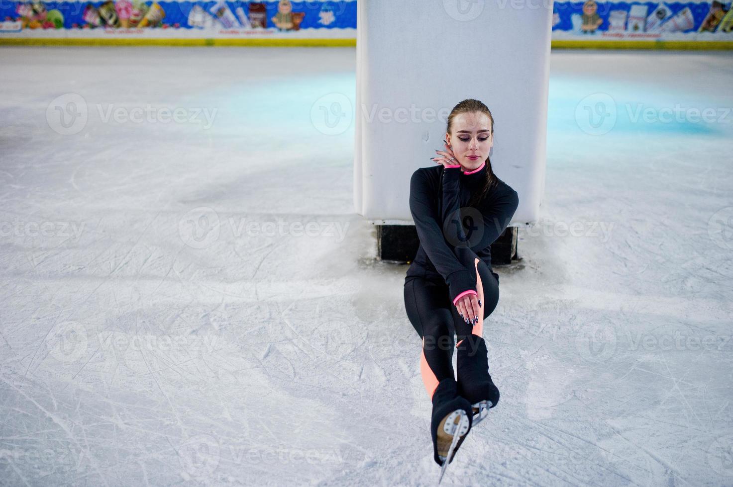 mulher patinadora artística no rinque de patinação no gelo. foto