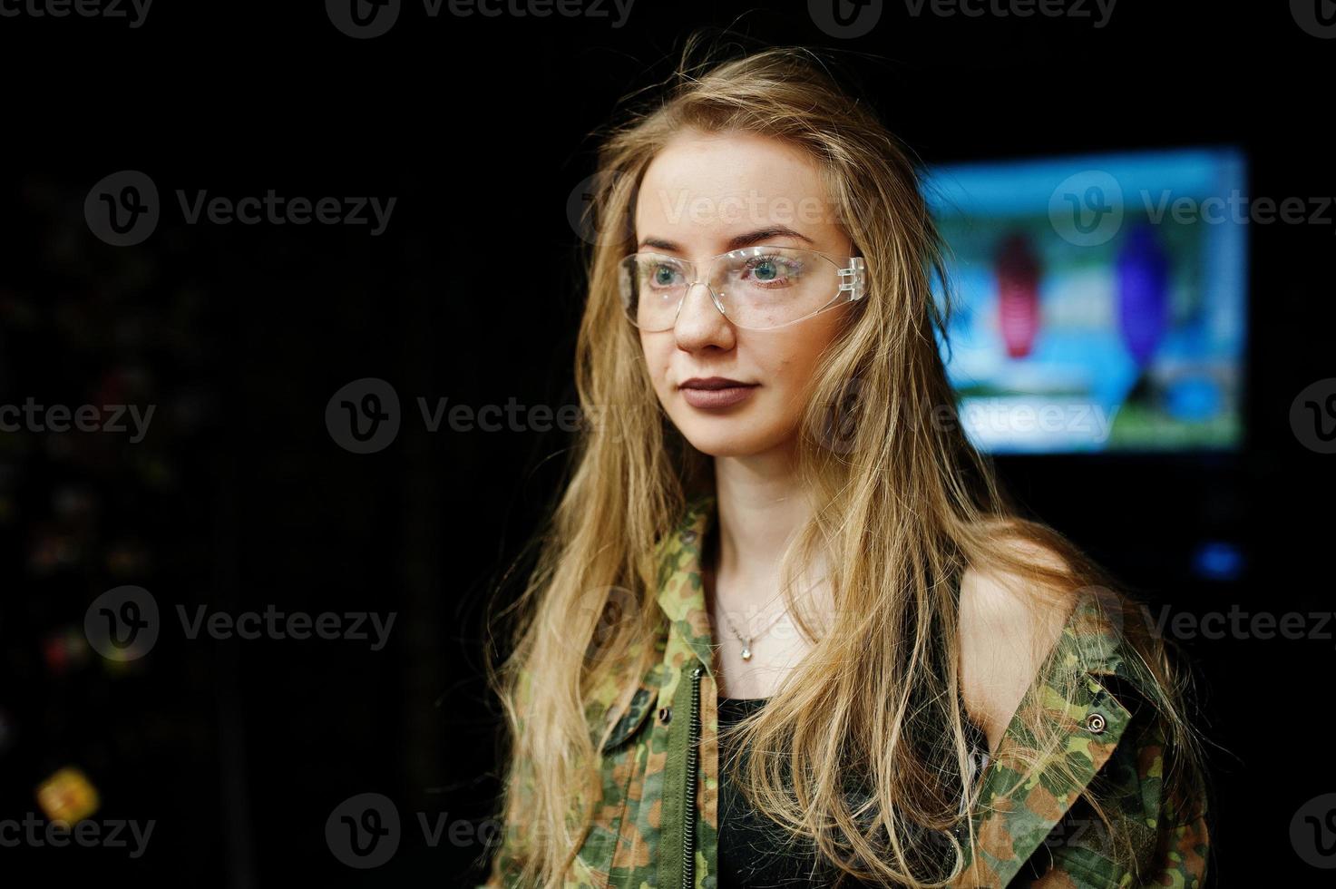 garota militar em uniforme de camuflagem contra o fundo do exército no campo de tiro. foto