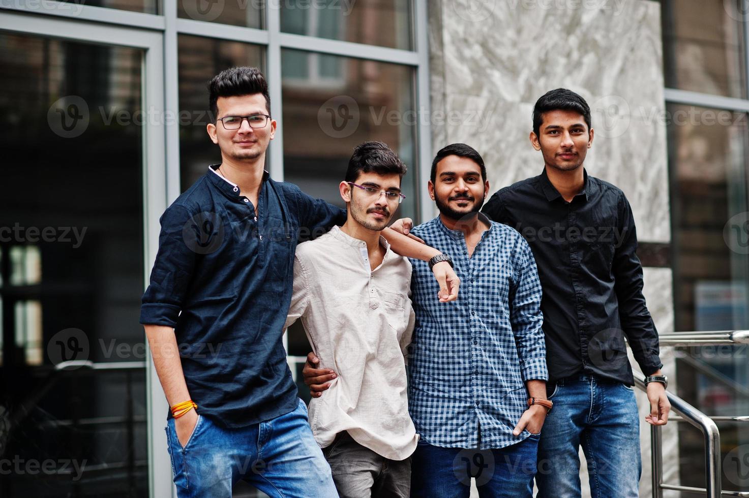 grupo de quatro homens indianos, use roupas casuais, posou ao ar livre na rua da índia. foto