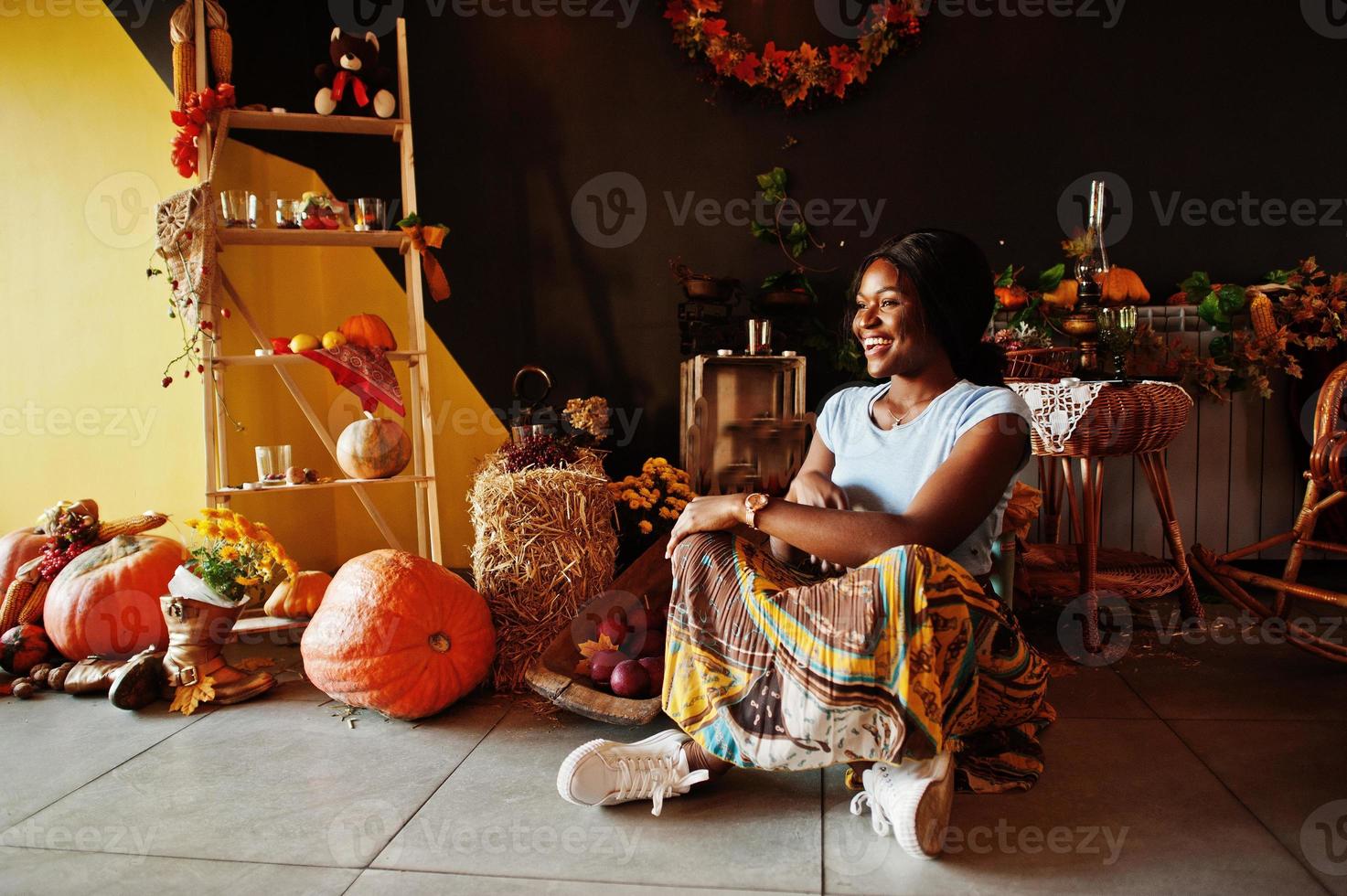 garota afro-americana contra a decoração de clima de outono. cair na África. foto