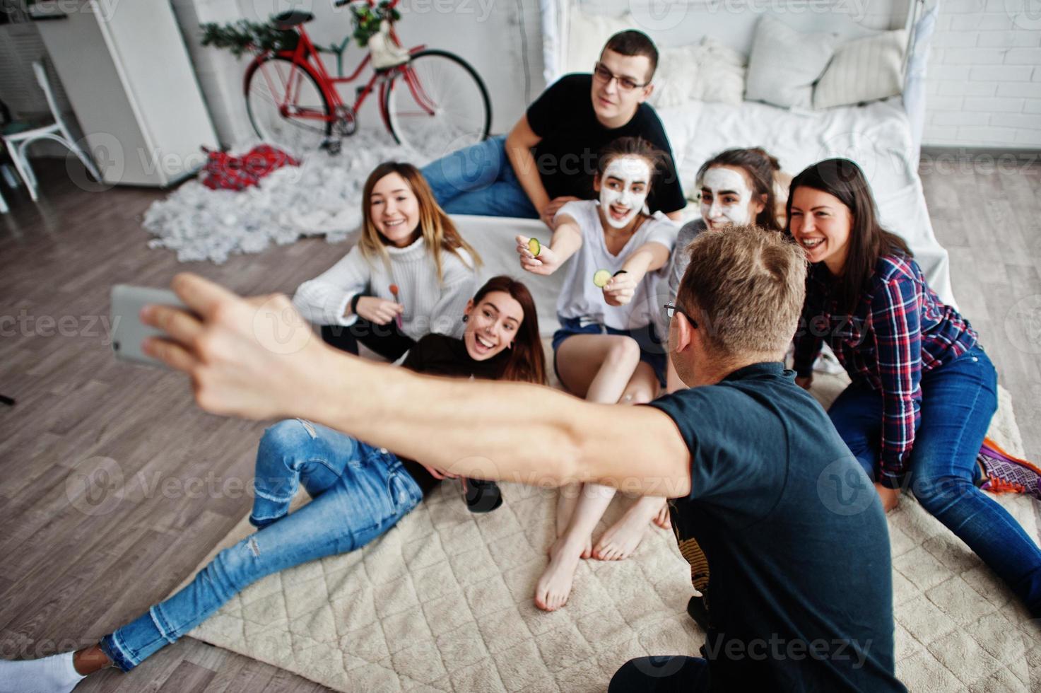 grupo de pessoas fazendo selfie. fotógrafo de equipe, designers e modelos em photosession, master class de profissionais. foto