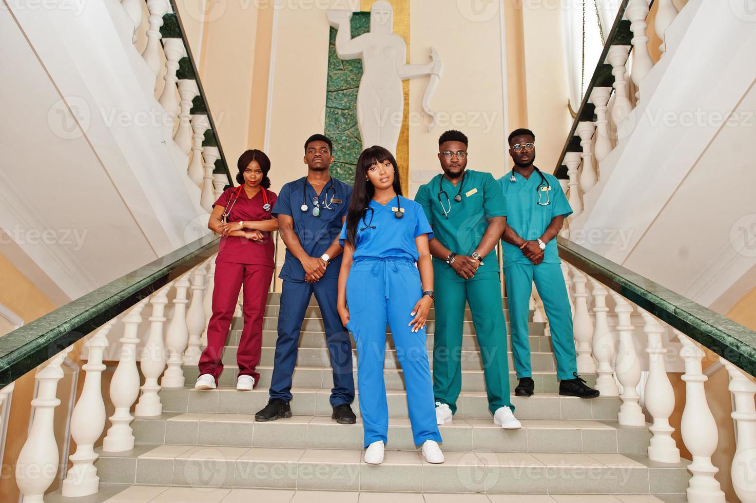 grupo de estudantes de medicina africanos na faculdade em pé nas escadas. foto