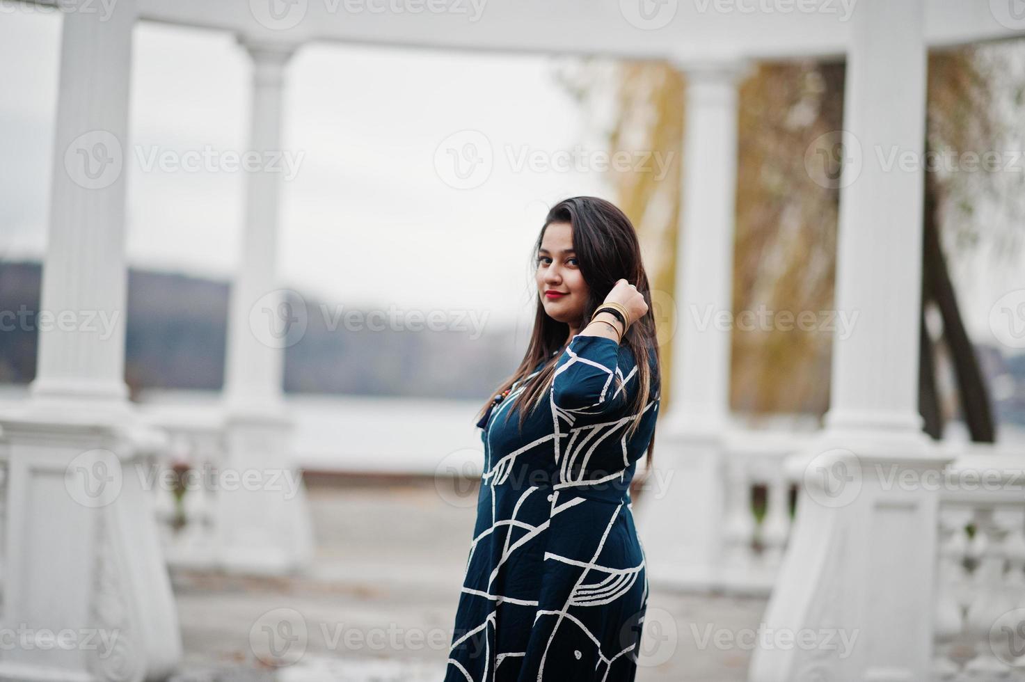 mulher indiana morena em vestido longo elegante posou ao ar livre. foto