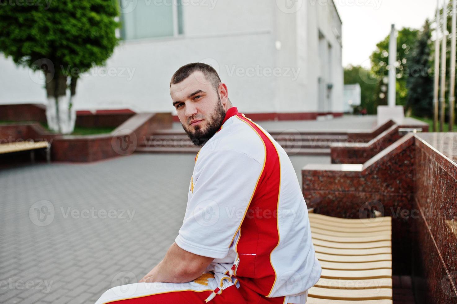 jovem homem musculoso barbudo brutal usar terno branco esporte com camisa  vermelha. 10440469 Foto de stock no Vecteezy