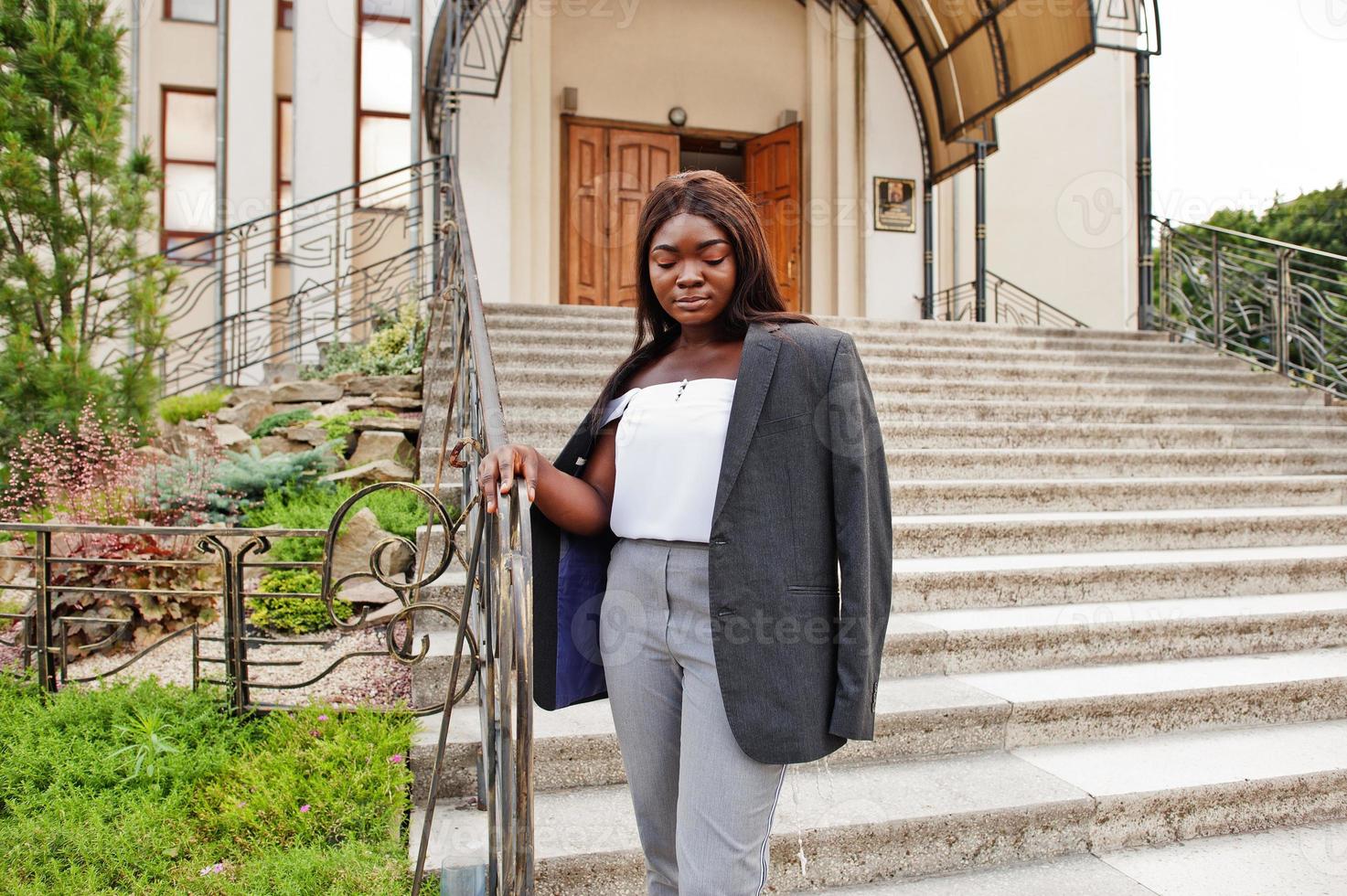 mulher afro-americana ao ar livre contra a igreja e reza a Deus. conceito de fé, espiritualidade e religião. foto