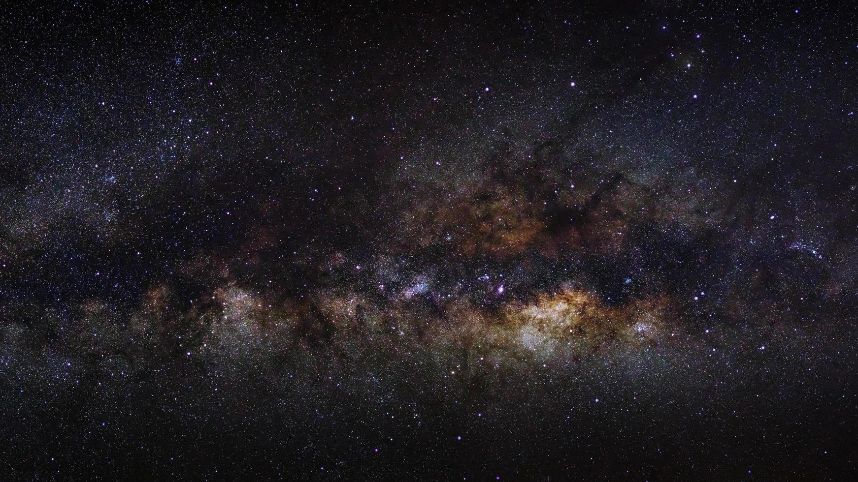 panorama Via Láctea em um céu noturno, fotografia de longa exposição, com grãos. foto