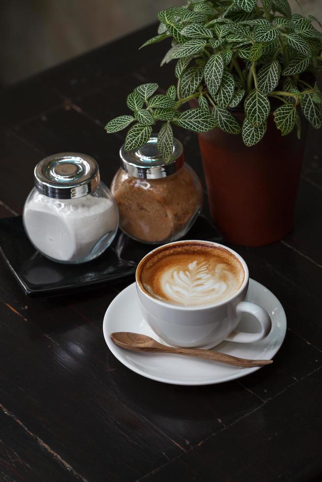 close-up xícara de café com leite na madeira foto