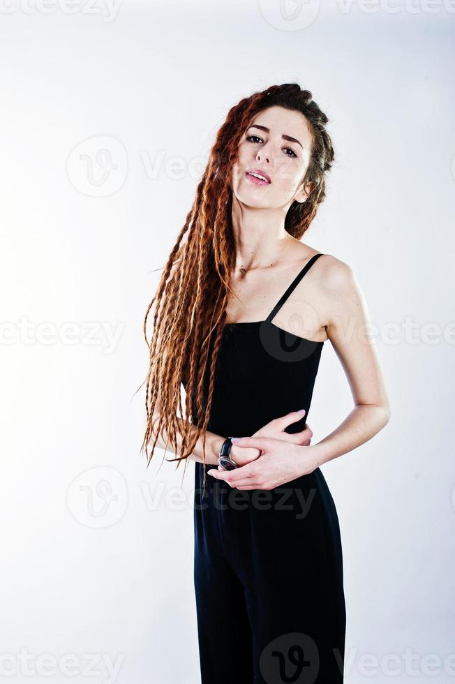 sessão de estúdio de garota de preto com dreads em fundo branco. foto