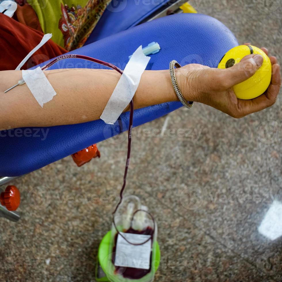 doador de sangue no campo de doação de sangue realizado com uma bola saltitante segurando na mão no templo balaji, vivek vihar, delhi, índia, imagem para o dia mundial do doador de sangue em 14 de junho de cada ano, campo de doação de sangue foto