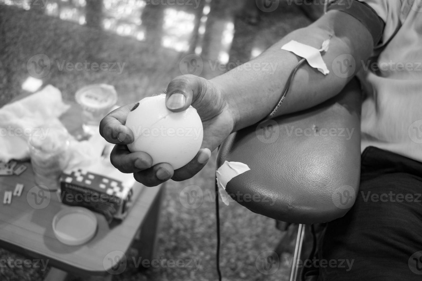 doador de sangue no campo de doação de sangue realizado com uma bola saltitante segurando na mão no templo balaji, vivek vihar, delhi, índia, imagem para o dia mundial do doador de sangue em 14 de junho de cada ano, campo de doação de sangue foto