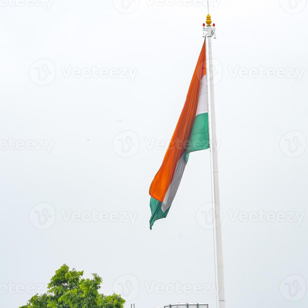 bandeira da índia voando alto no lugar de connaught com orgulho no céu azul, bandeira da índia tremulando, bandeira indiana no dia da independência e dia da república da índia, tiro inclinado, acenando a bandeira indiana, har ghar tiranga foto