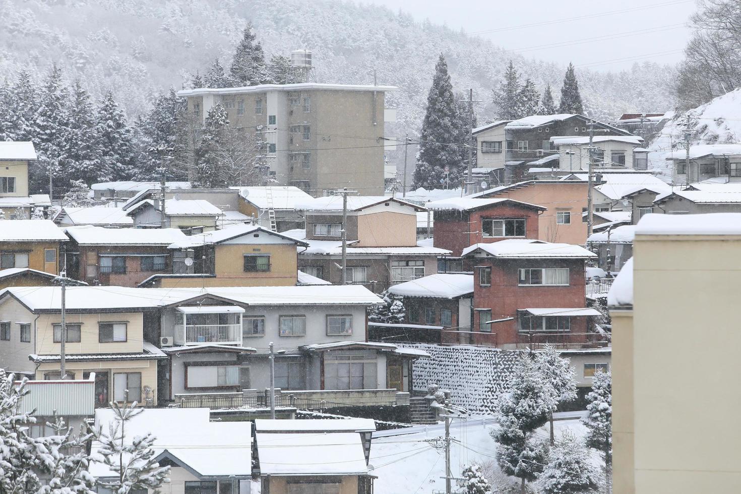 vista da cidade takayama no japão na neve foto