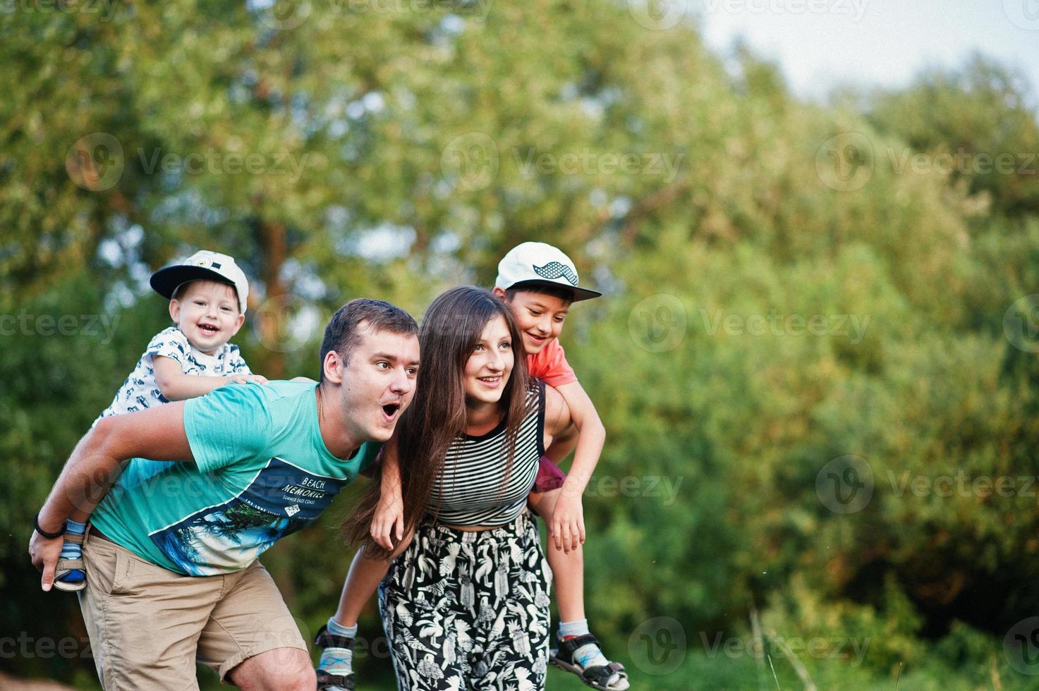 jovem família feliz foto