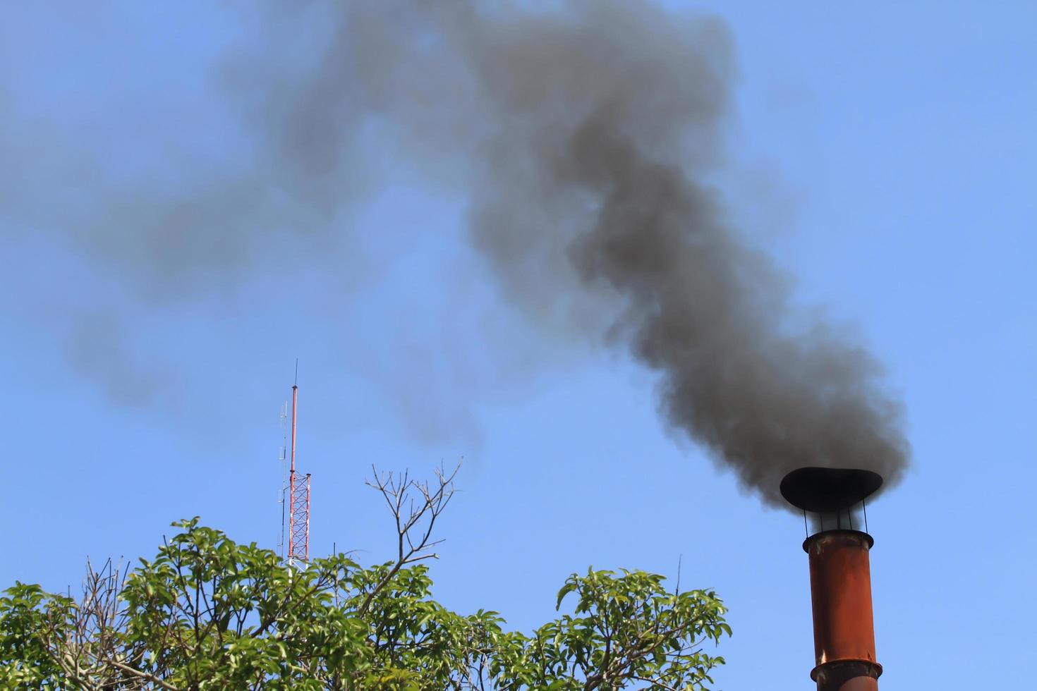 tubo de emissão de fumaça preta foto