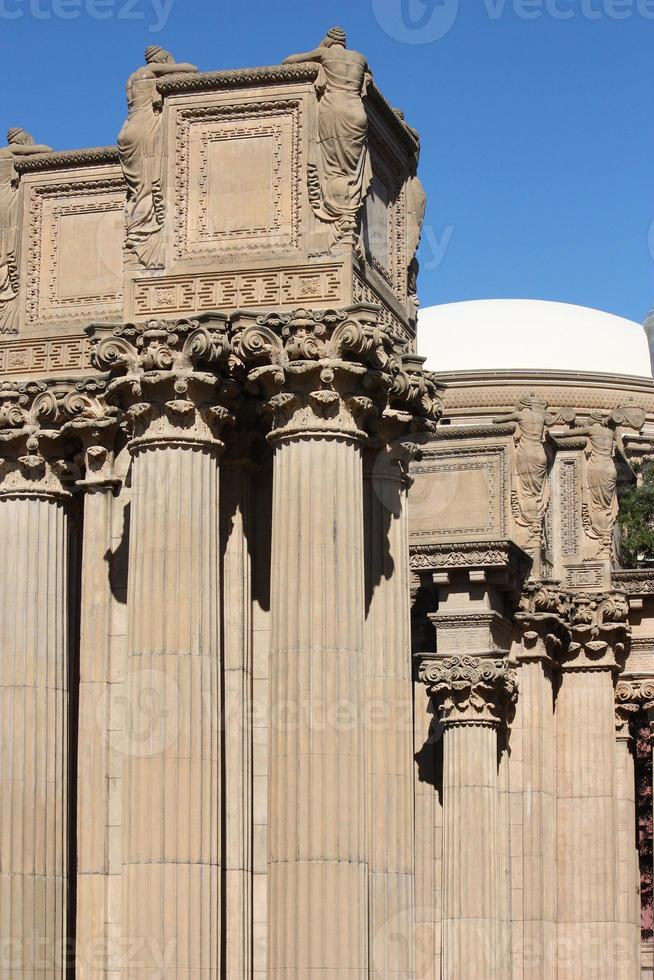 grandes colunas de pedra foto