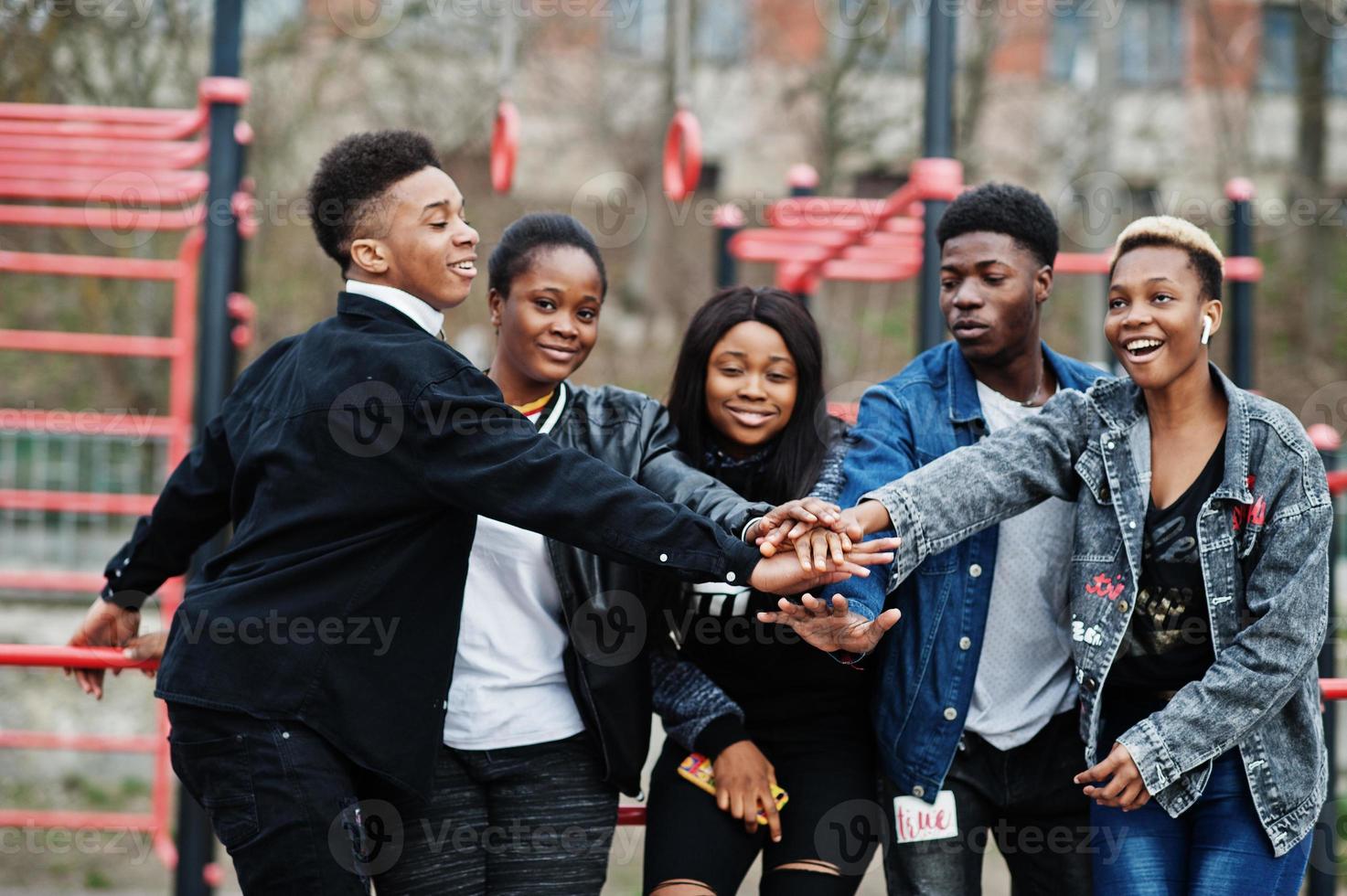 jovens amigos africanos da geração do milênio no ginásio ao ar livre. negros felizes se divertindo juntos. conceito de amizade de geração z. foto