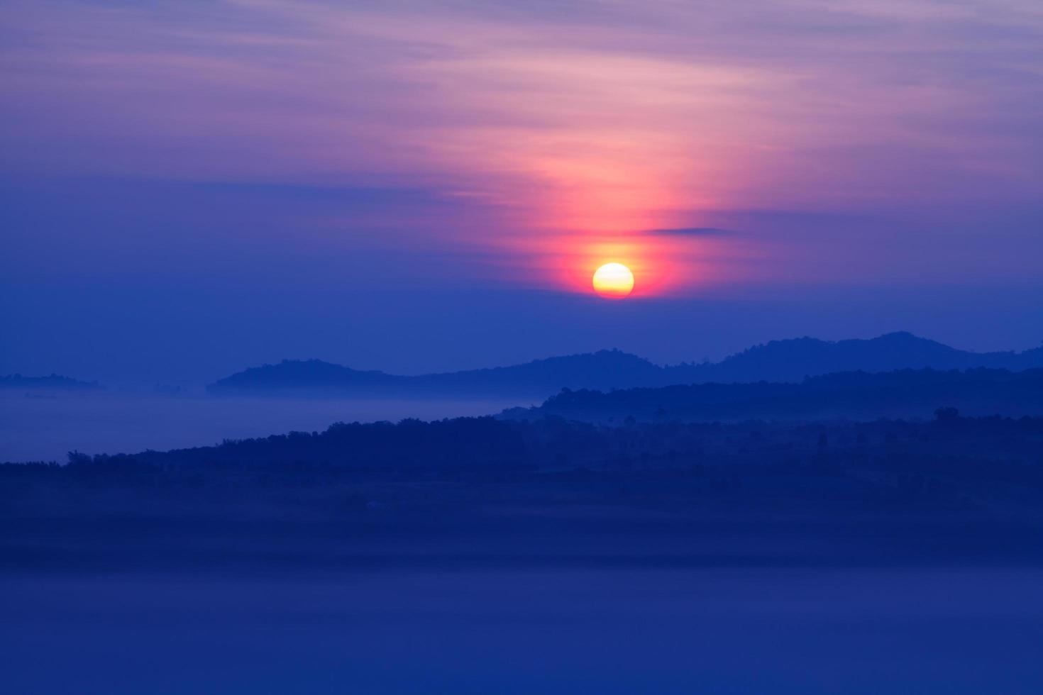 amanhecer enevoado no ponto de vista de khao takhian ngo em khao-kho phetchabun, tailândia foto