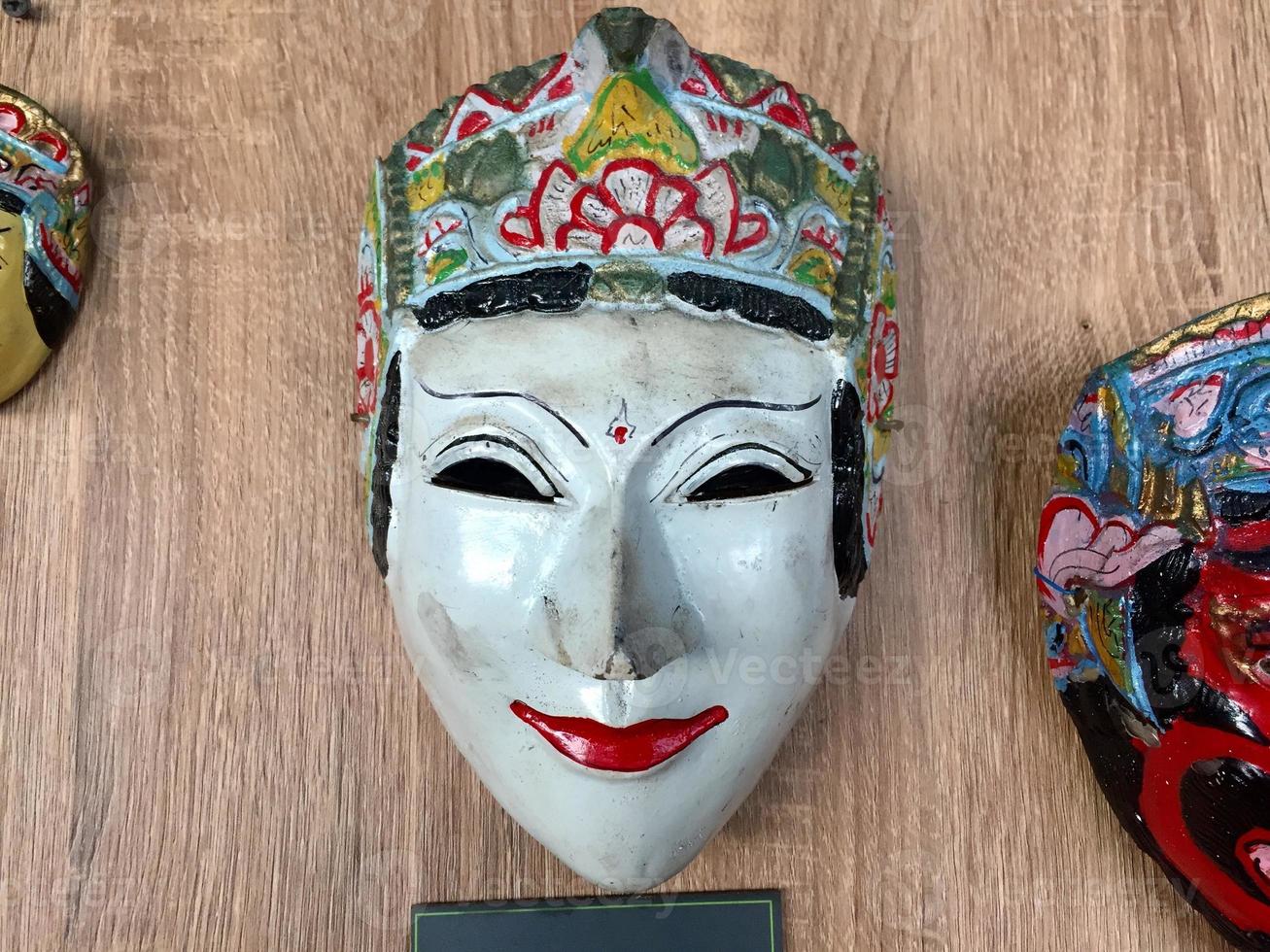 máscaras de arte originais da cultura indonésia foto