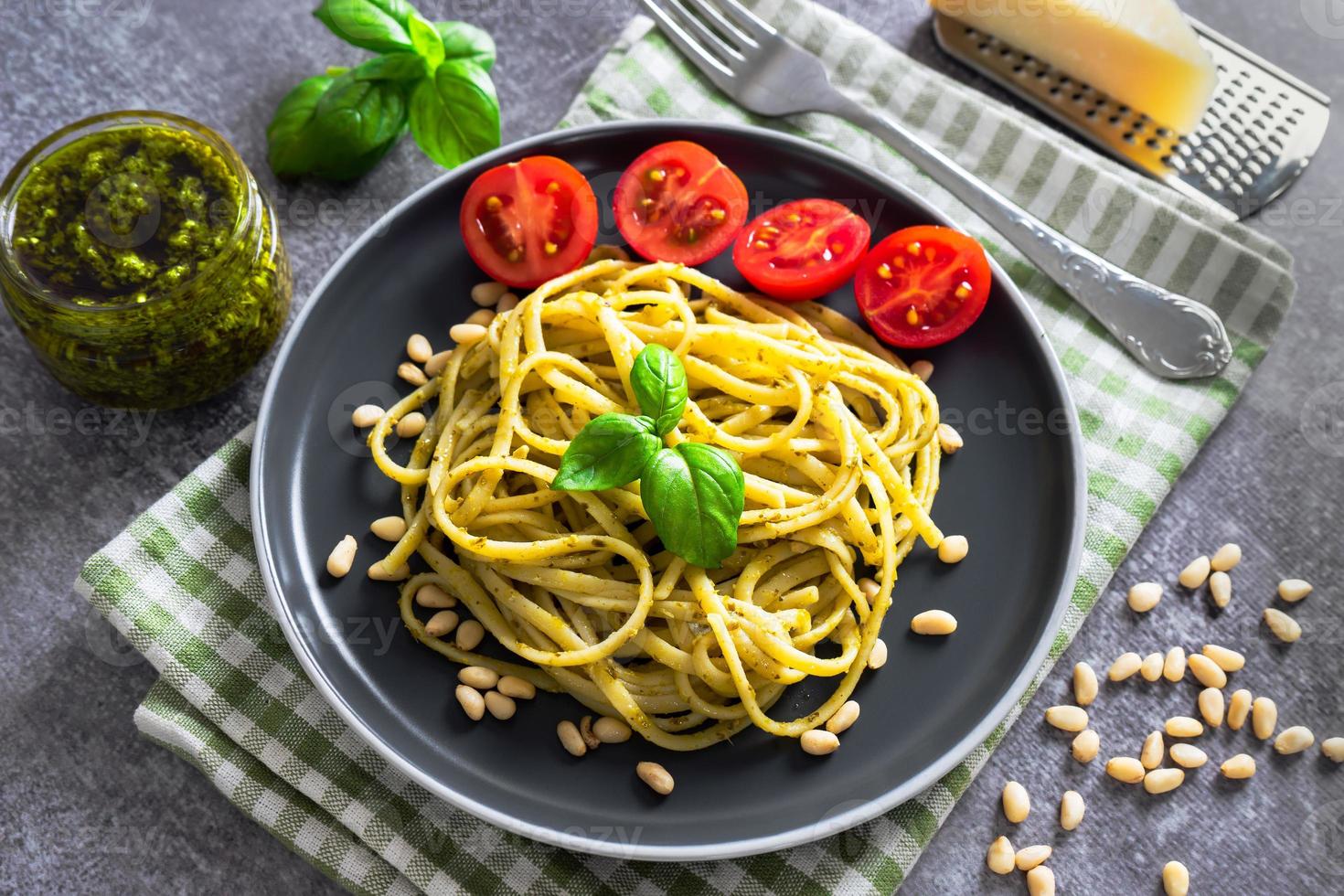 pesto de massa italiana tradicional com ingredientes alimentares foto