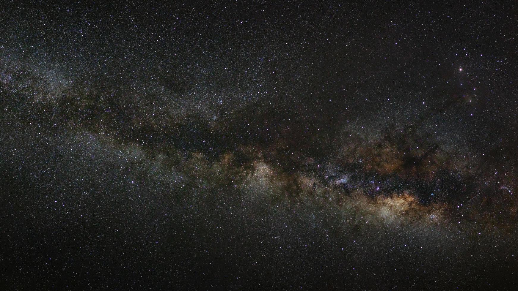 Via Láctea com estrelas e poeira espacial no universo, fotografia de longa exposição, com grãos. foto