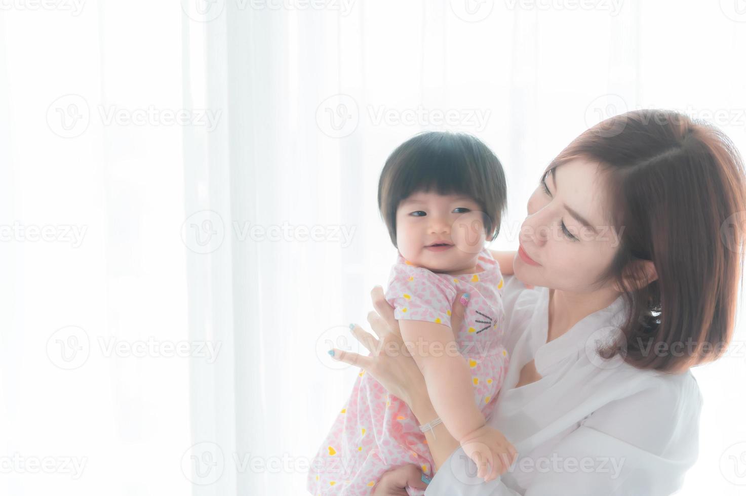 mãe e filha recém-nascida em casa, feliz momento da família, conceito de mãe solteira, conceito de dia das mães foto