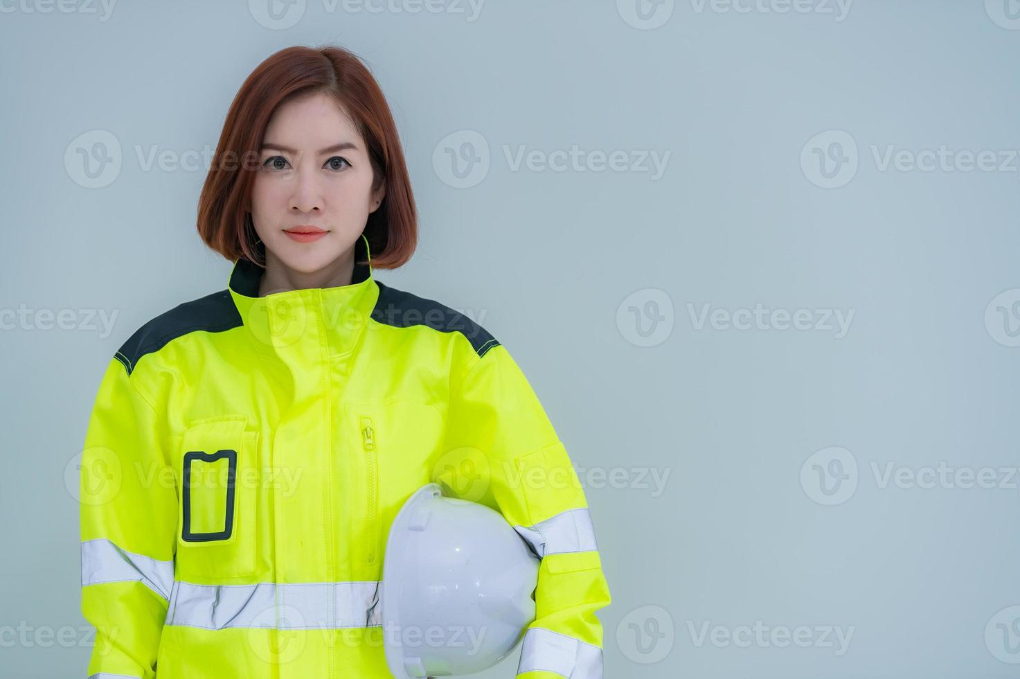 bela engenheira asiática usa terno, óculos e capacete em fundo branco, tailândia foto